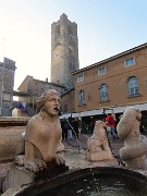 36 Piazza Vecchia , fontana del Contarini, Torre Civica 